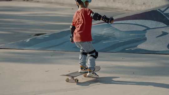 小朋友学滑板