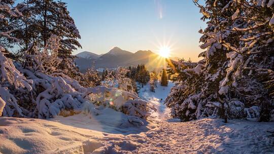 雪山冬季的雪景和夕阳