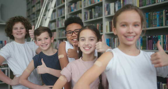 多国儿童接种疫苗后站在图书馆里