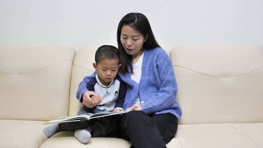 亚洲中国小朋友居家看书看手机看平板学习