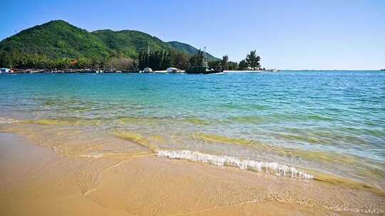 大海海岛海浪浪花冲刷沙滩升格特写