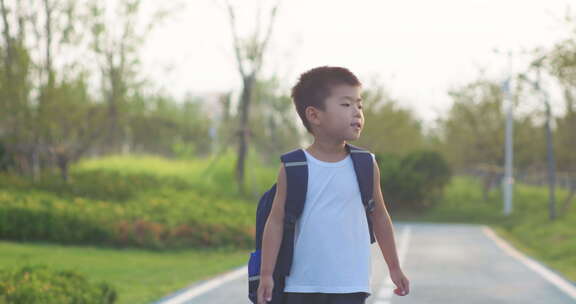 小朋友背书包上学