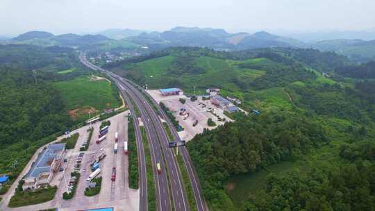 俯拍高速公路服务区