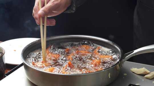 中式快餐油炸凤虾尾烹饪过程