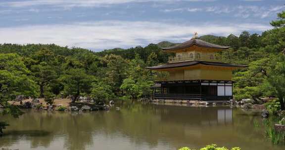 日本金阁寺湖畔风景