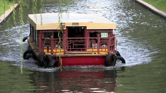 北京市内长河上的摆渡船视频素材模板下载