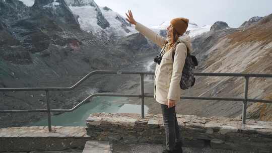 美丽的年轻女子旅行者走在观景台上，享受美