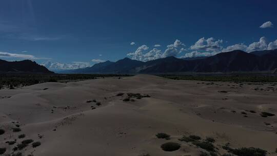 无人机拍摄的湖边沙丘