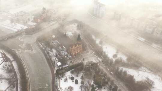 冬雾中的加里宁格勒大教堂