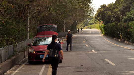 登山者徒步走在公路上