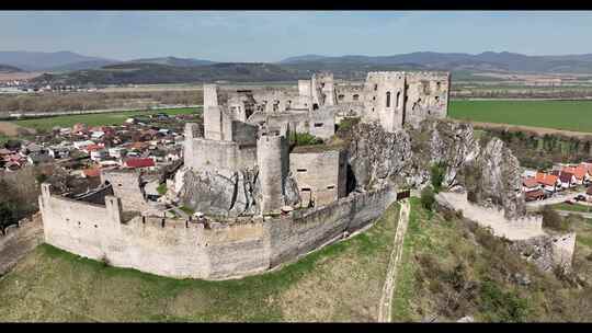 斯洛伐克贝克科夫村贝克科夫城堡的鸟瞰图视频素材模板下载