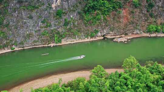 广西桂林黄牛峡漓江旅游船