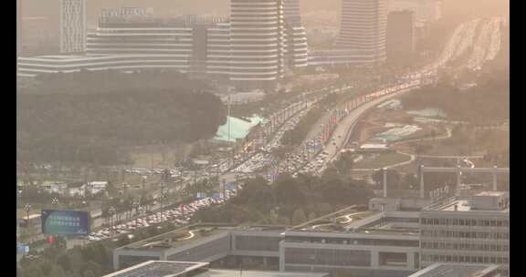 武汉夕阳下布满车辆的公路航拍