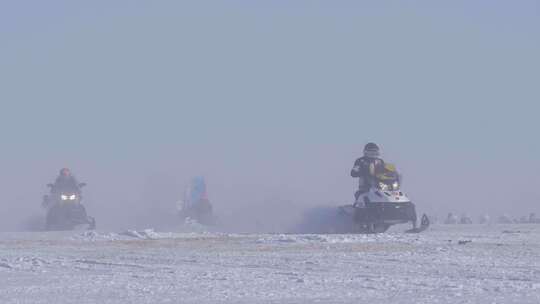 第二十届冰雪那达慕开幕式上雪地摩托表演