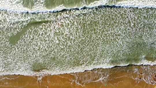 海浪沙滩海浪拍打沙滩航拍旅拍素材潮汐