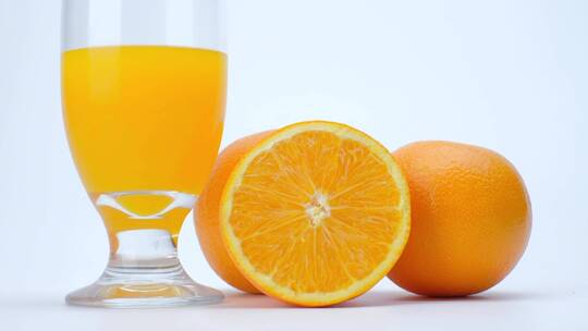 白色背景上的水果和橙汁