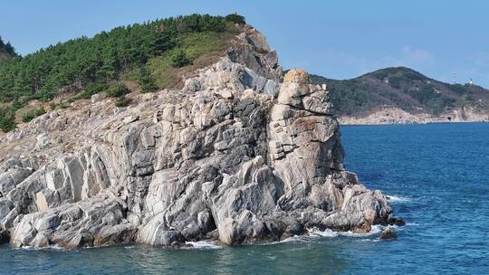 航拍威海市环翠区北环海路猫头山秋季风景