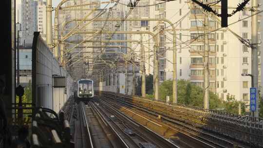 上海地铁轨道交通运输铁路火车行驶