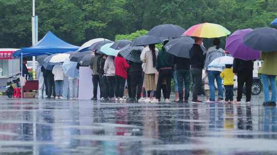 暴雨排队核酸检测的市民