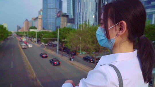年轻女孩戴着口罩站在街头视频素材模板下载