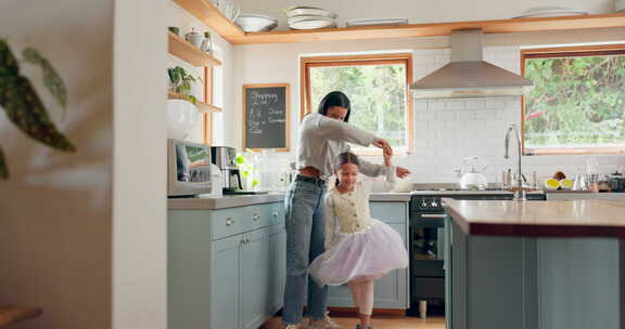 舞蹈，芭蕾舞和女孩与母亲在厨房一起或妈妈