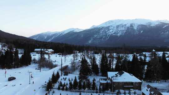 航拍新疆冬季喀纳斯湖雪景雪山森林冰河寒冷