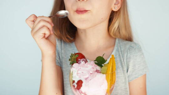 女孩用勺子吃冰淇淋视频素材模板下载