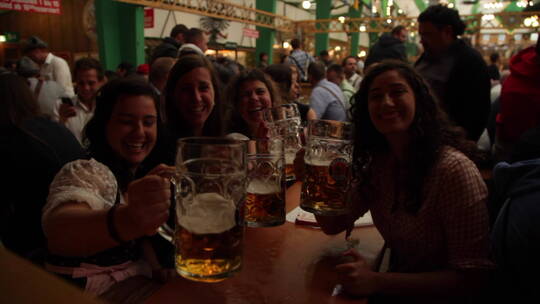 德国慕尼黑啤酒节狂欢 外国女人喝啤酒碰杯视频素材模板下载