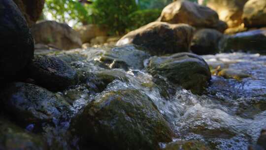 唯美山间小溪流水溪流水波纹