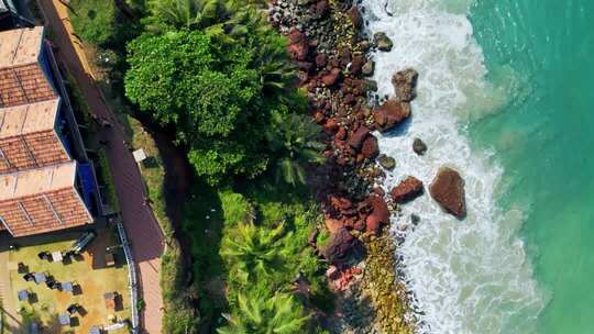 海岸边建筑与礁石俯拍景象