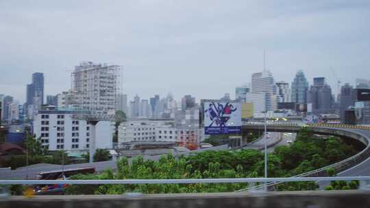 在城市建筑附近的天桥路上行驶的交通从移动