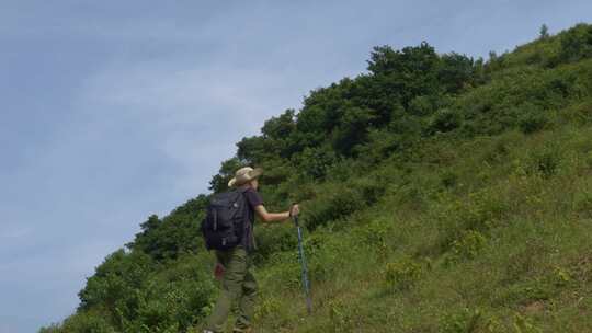 男子户外徒步登山