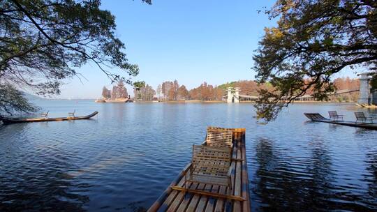 波光粼粼的武汉东湖湖面