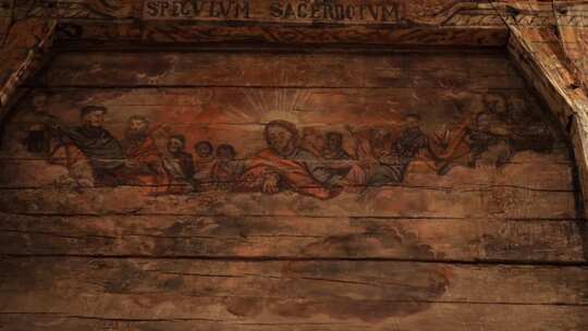 中世纪天主教教堂倾斜木板上的旧历史油漆