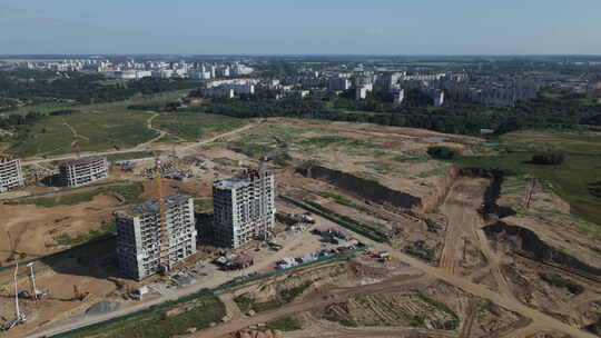 新城市街区的建筑工地。建筑工程正在进行中。