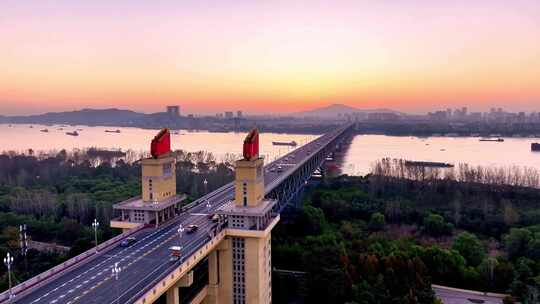 航拍清晨南京长江大桥日出车流铁路紫峰