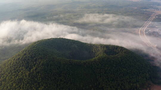 清晨薄雾中的火山口