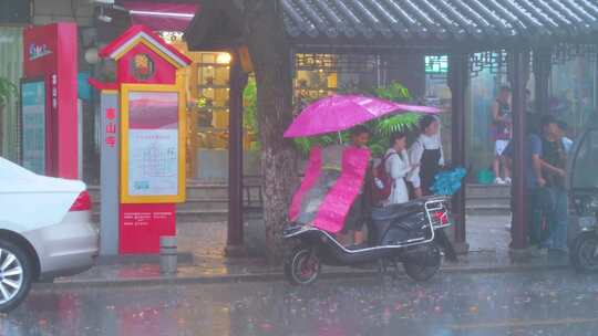 城市下暴雨下雨天雨季汽车人流街道街头街景