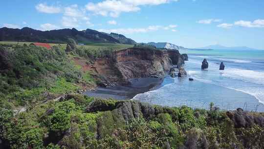 空中拍摄上升到象岩海浪撞击海岸线悬崖，4