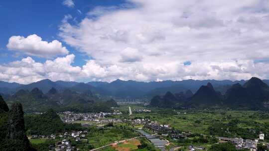 蓝天白云下的桂林山水