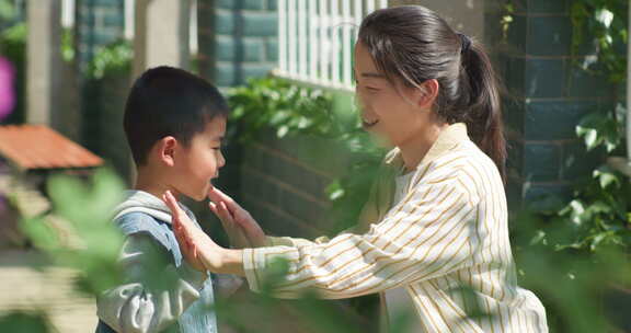 夏日母子户外看书玩耍