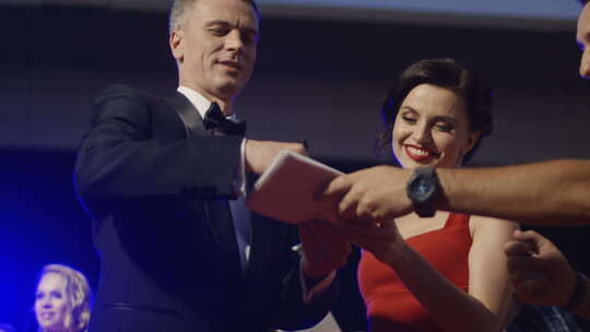 红地毯上的艺术家与粉丝和摄影师