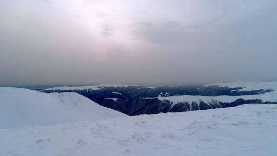 山顶被白雪覆盖的平坦表面