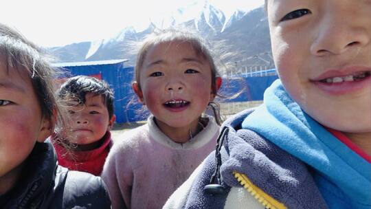 藏区牧民小孩热情洋溢欢声笑语视频素材模板下载