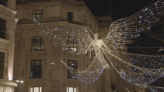 夜间英国商店的天使特写视频素材模板下载