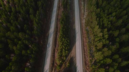 俄罗斯乌拉尔森林深处的高速公路。白天美丽的秋季自然景观。无人机鸟瞰