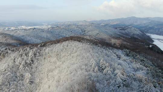 冬天冰雪覆盖的东北长白山