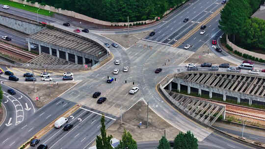 在美国镇的大型高速公路路口开车。空中自上