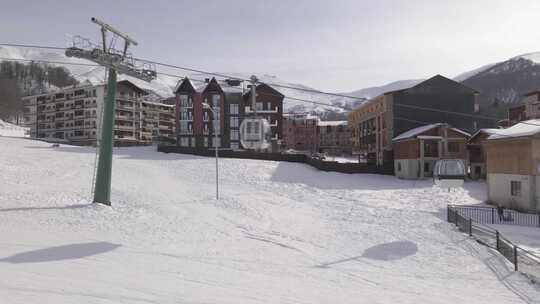 在巴库里亚尼的山区度假胜地水晶公园和贡多拉一起飞越绳道。下雪的冬日。