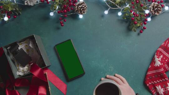 把咖啡放在绿幕手机旁